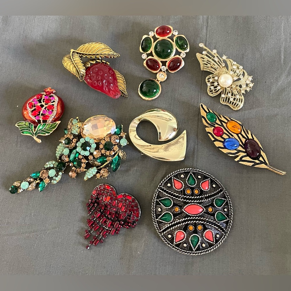 Vintage & Modern Brooch Collection, Gold, Reds,Greens, some stamped, 9 - Picture 3 of 11